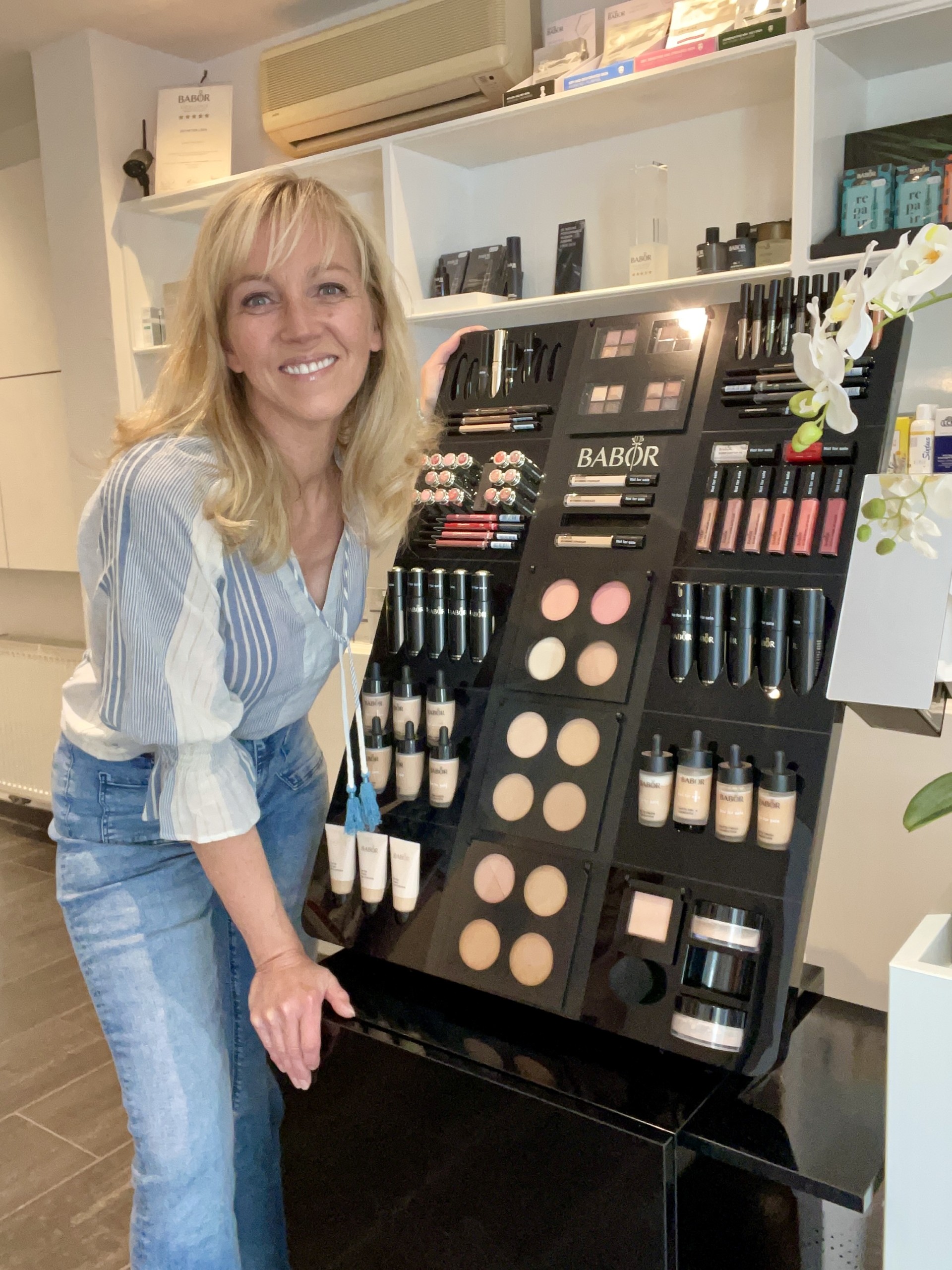 foto leen met make-up stand
